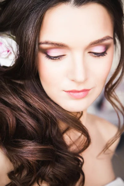 Portrait of beautiful bride model with perfect makeup and hair style in light room in a morning — Stock Photo, Image