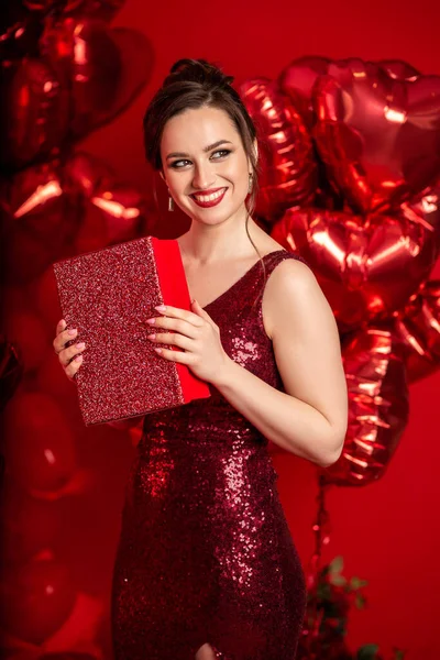 Mulher Bonita Vestido Noite Vermelho Posando Sobre Fundo Vermelho Com — Fotografia de Stock