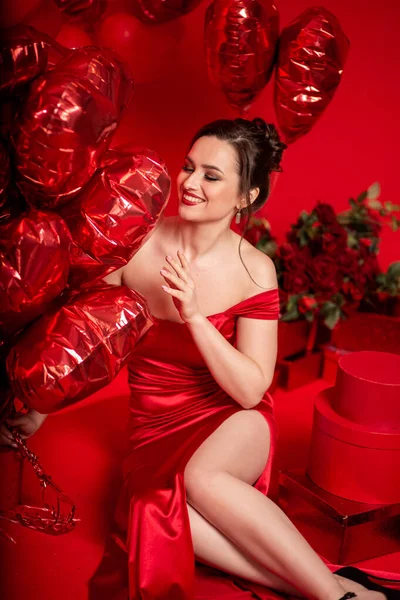 Hermosa Mujer Joven Vestido Noche Rojo Posando Sobre Fondo Rojo — Foto de Stock