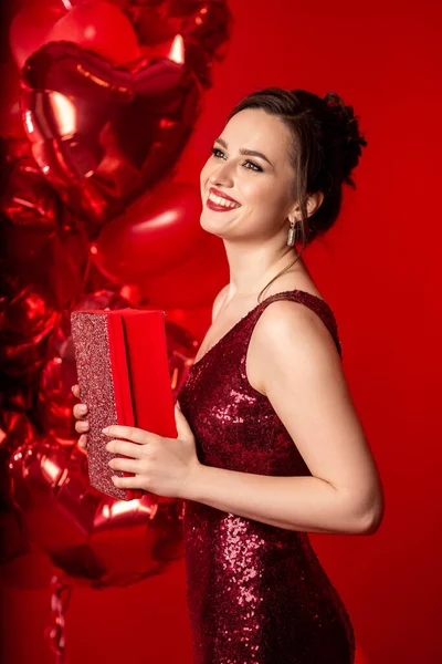 Hermosa Mujer Joven Vestido Noche Rojo Posando Sobre Fondo Rojo Imágenes De Stock Sin Royalties Gratis