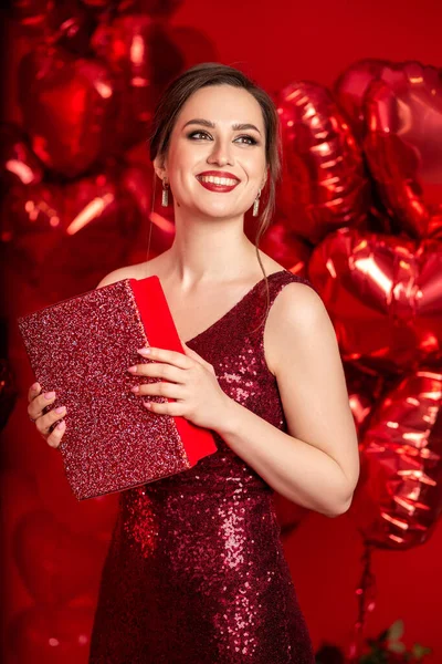 Hermosa Mujer Joven Vestido Noche Rojo Posando Sobre Fondo Rojo Imagen De Stock