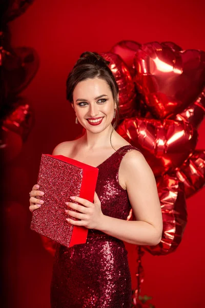 Kırmızı Gece Elbisesi Giymiş Güzel Bir Kadın Büyük Kalp Şeklinde Stok Fotoğraf