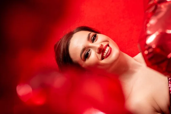 Mulher Bonita Vestido Noite Vermelho Posando Sobre Fundo Vermelho Com Fotografia De Stock