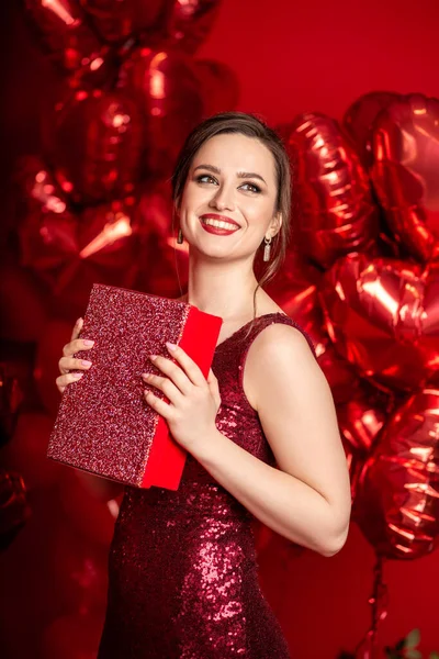 Hermosa Mujer Joven Vestido Noche Rojo Posando Sobre Fondo Rojo Fotos De Stock Sin Royalties Gratis