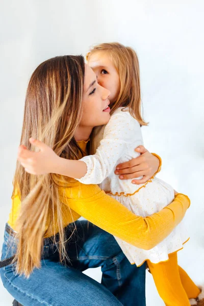 Mãe Negócios Abraçando Sua Filha Fundo Branco Jovem Hispânica Conceito — Fotografia de Stock