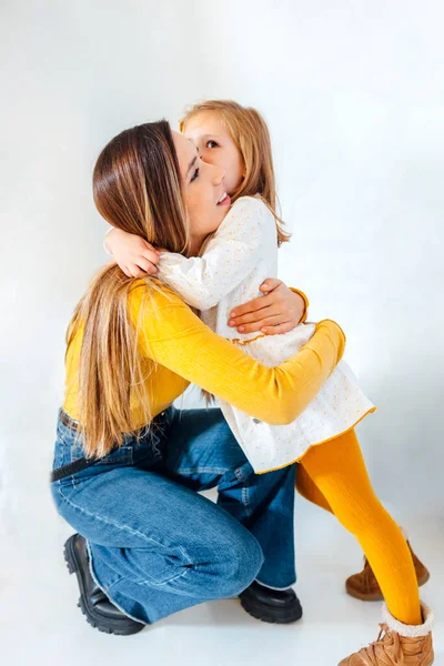 Młoda Biznesowa Matka Przytulająca Córkę Białym Tle Młoda Latynoska Mama — Zdjęcie stockowe