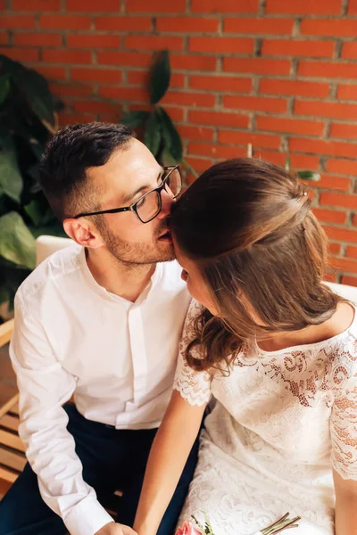 Casal Recém Casado Acariciando Beijando Seu Dia Casamento Conceito Amor — Fotografia de Stock