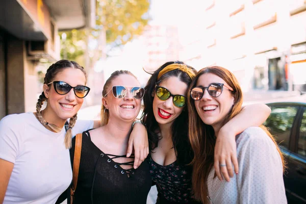 Group Young Women Friends Enjoying Sunny Day City Posing Picture — Zdjęcie stockowe