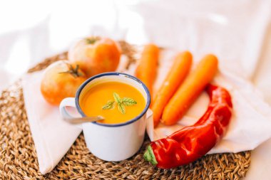 Vejetaryen balkabağı kreması içinde sebze, biber, pırasa ve domates.