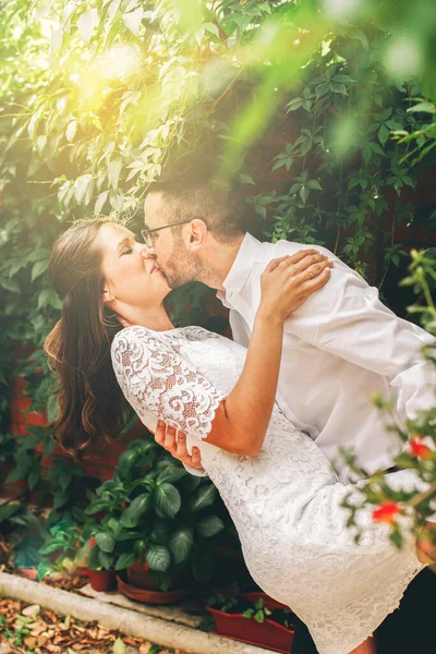 Casal Recém Casado Beijando Dançando Sorrindo Dia Casamento União Conceito — Fotografia de Stock