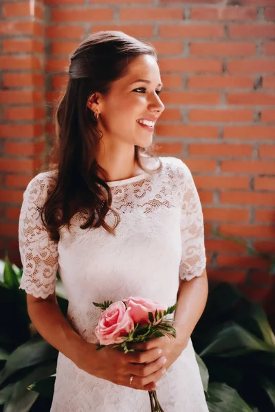 결혼의 꽃다발에 분홍빛 장미를 결혼식 로열티 프리 스톡 사진