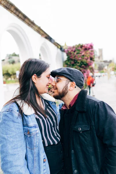 Pareja Joven Enamorada Tocándose Nariz Durante Una Excursión —  Fotos de Stock