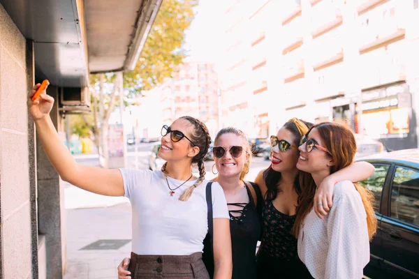 Grupa Czterech Młodych Kobiet Przyjaciół Robi Autoportrety Słoneczny Dzień Mieście — Zdjęcie stockowe
