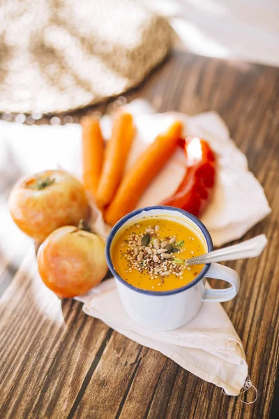 Crème Citrouille Végétalienne Dans Une Tasse Émaillée Avec Légumes Poireaux Images De Stock Libres De Droits