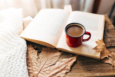 Sütlü kahve. Sonbaharda kitap okuyorum. Sabah rutini. Sonbahar yapraklı ahşap masa..