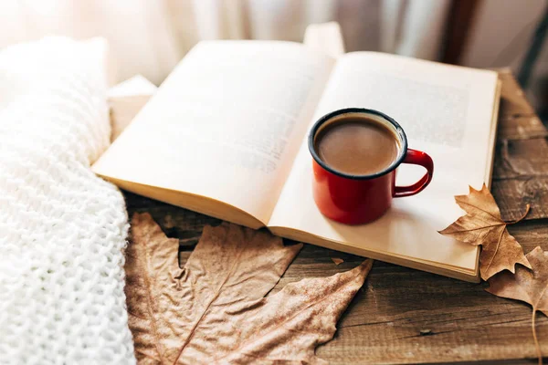 Sütlü kahve. Sonbaharda kitap okuyorum. Sabah rutini. Sonbahar yapraklı ahşap masa..