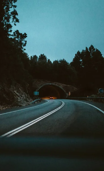 도로를 터널을 사람들 — 스톡 사진