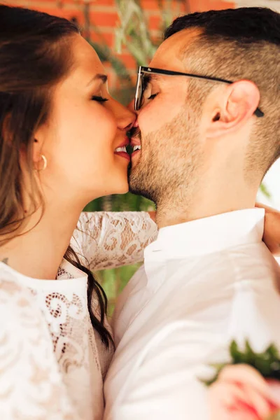 Primer Plano Retrato Pareja Recién Casada Con Los Ojos Cerrados —  Fotos de Stock