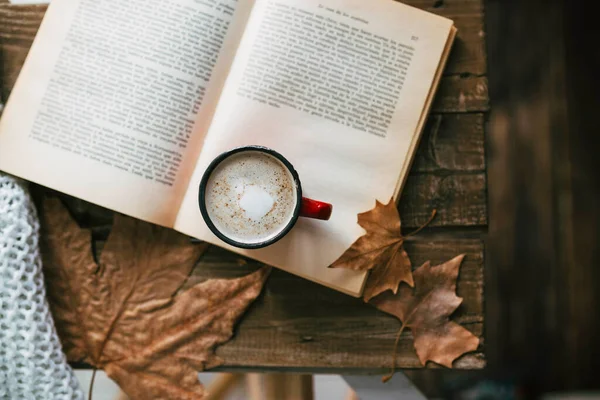 咖啡与米尔可可和肉桂 秋天读一本书 有秋天叶子的木制桌子 上午例程 — 图库照片