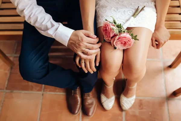 Yüzükleriyle Yeni Evli Nin Iyi Görüntüsü Damat Gelinin Ayakkabıları Onun — Stok fotoğraf