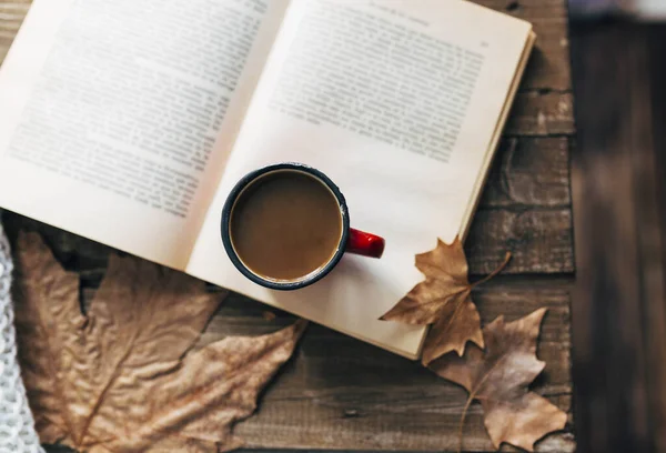 咖啡加牛奶 秋天读一本书 早上例行公事有秋天叶子的木制桌子 — 图库照片