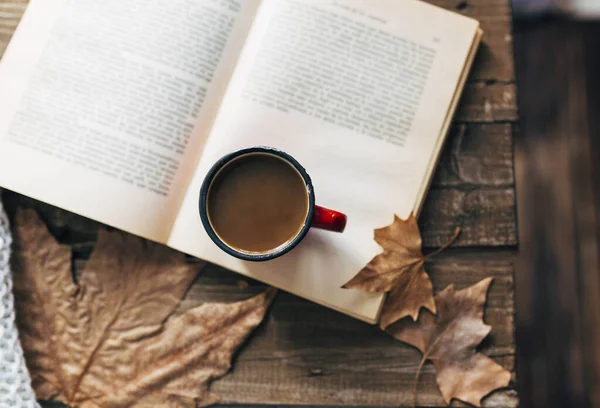 Sütlü kahve. Sonbaharda kitap okuyorum. Sabah rutini. Sonbahar yapraklı ahşap masa..