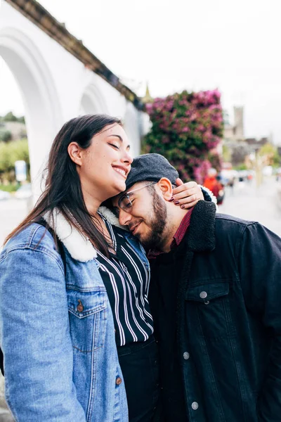 Joven Pareja Feliz Abrazándose Durante Una Excursión —  Fotos de Stock