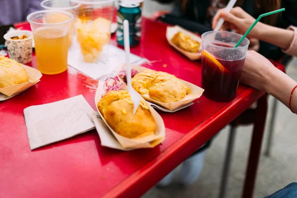 อกเทลก บไวน นฝร ดไส วยห วหอมและซอส อาหารข างถนน — ภาพถ่ายสต็อก