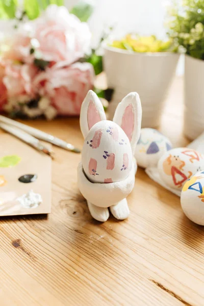 Huevo Pascua Pintado Mano Dentro Una Taza Huevo Conejo Pascua — Foto de Stock