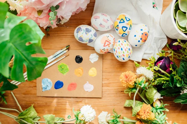 Płaskie Jaja Wielkanocne Malowane Pędzle Farby Kwiatami Roślinami Wesołych Świąt — Zdjęcie stockowe