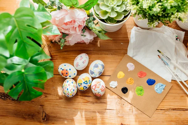 Płaskie Jaja Wielkanocne Malowane Pędzle Farby Kwiatami Roślinami Wesołych Świąt — Zdjęcie stockowe