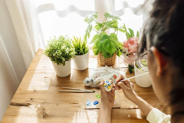 Kobiece Malowane Ręcznie Pisanki Wielkanocne Pędzle Farby Kwiatami Roślinami Wesołych — Zdjęcie stockowe