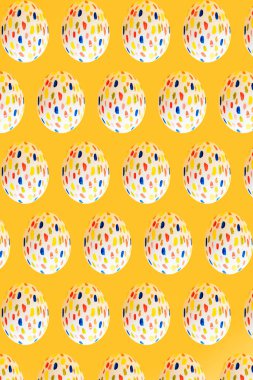 Sarı arka planda Paskalya yumurtası desenleri