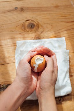 Çimentoyla Paskalya yumurtası yapmak için dişi elleri oyulmuş ve doldurulmuş.