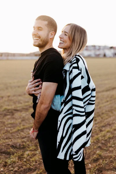 Casal Beijando Campo Abraçado Namorado Namorada Apaixonados — Fotografia de Stock