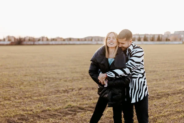 Par Besos Campo Abrazados Novio Novia Enamorados —  Fotos de Stock