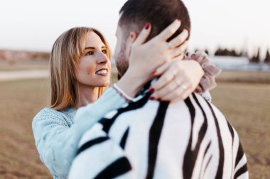 Erkek arkadaşına bakan bir kadın. Kırsaldaki yakın çift kucaklaştı. Sevgili ve sevgili.