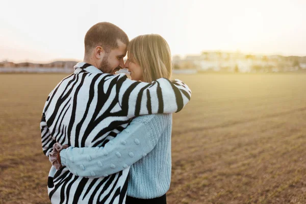 Casal Feliz Olhando Para Outro Tocando Narizes Campo Pôr Sol — Fotografia de Stock