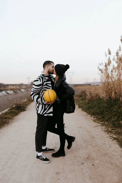 Kırsalda Sarı Bir Basketbol Topuyla Öpüşen Çift — Stok fotoğraf