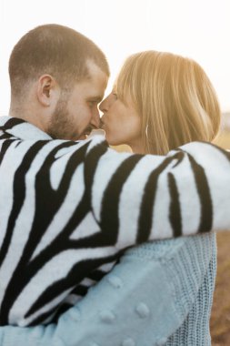 Gün batımında çiftler birbirine bakıyor ve kırsalda burunlarına dokunuyor. Kız arkadaş ve erkek arkadaş.