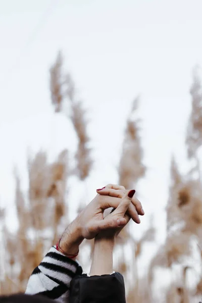 Bir Çiftin Birbirine Bağlı Ellerine Yakın Çekim Kadın Erkek Kırsalda — Stok fotoğraf