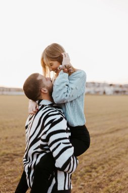 Erkek arkadaşı kız arkadaşını aldı. Kırsalda birbirine aşık bir çift kucaklaştı..