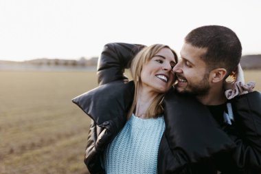 Kırsalda kucaklaşan bir çift. Sevgili ve sevgili.