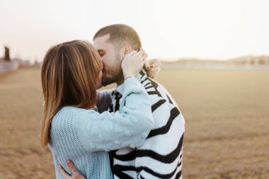 Kırsalda öpüşen çift kucaklaştı. Sevgili ve sevgili.