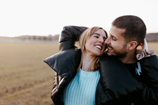 Couple Hugging Countryside Embraced Boyfriend Girlfriend Love —  Fotos de Stock