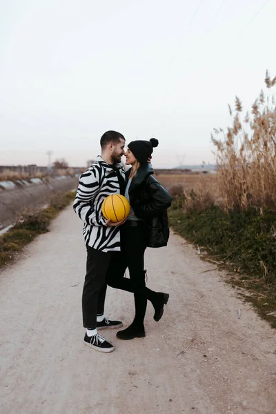 Egy Pár Nézik Egymást Megérintik Orrát Egy Sárga Kosárlabdával Vidéken — Stock Fotó