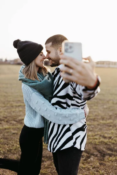 Koppel Neemt Een Selfie Foto Met Mobiele Telefoon Het Platteland — Stockfoto