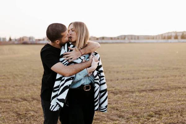 Kırsalda öpüşen çift kucaklaştı. Sevgili ve sevgili.
