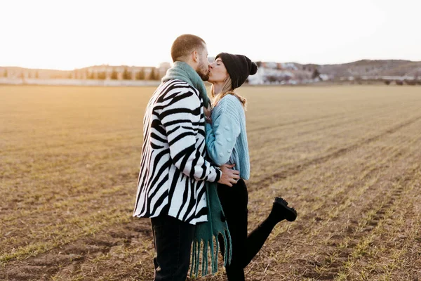 Casal Beijando Campo Abraçado Namorado Namorada Apaixonados — Fotografia de Stock