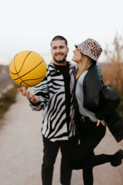 Kırsalda Sarı Basketbol Topu Olan Bir Çift — Stok fotoğraf